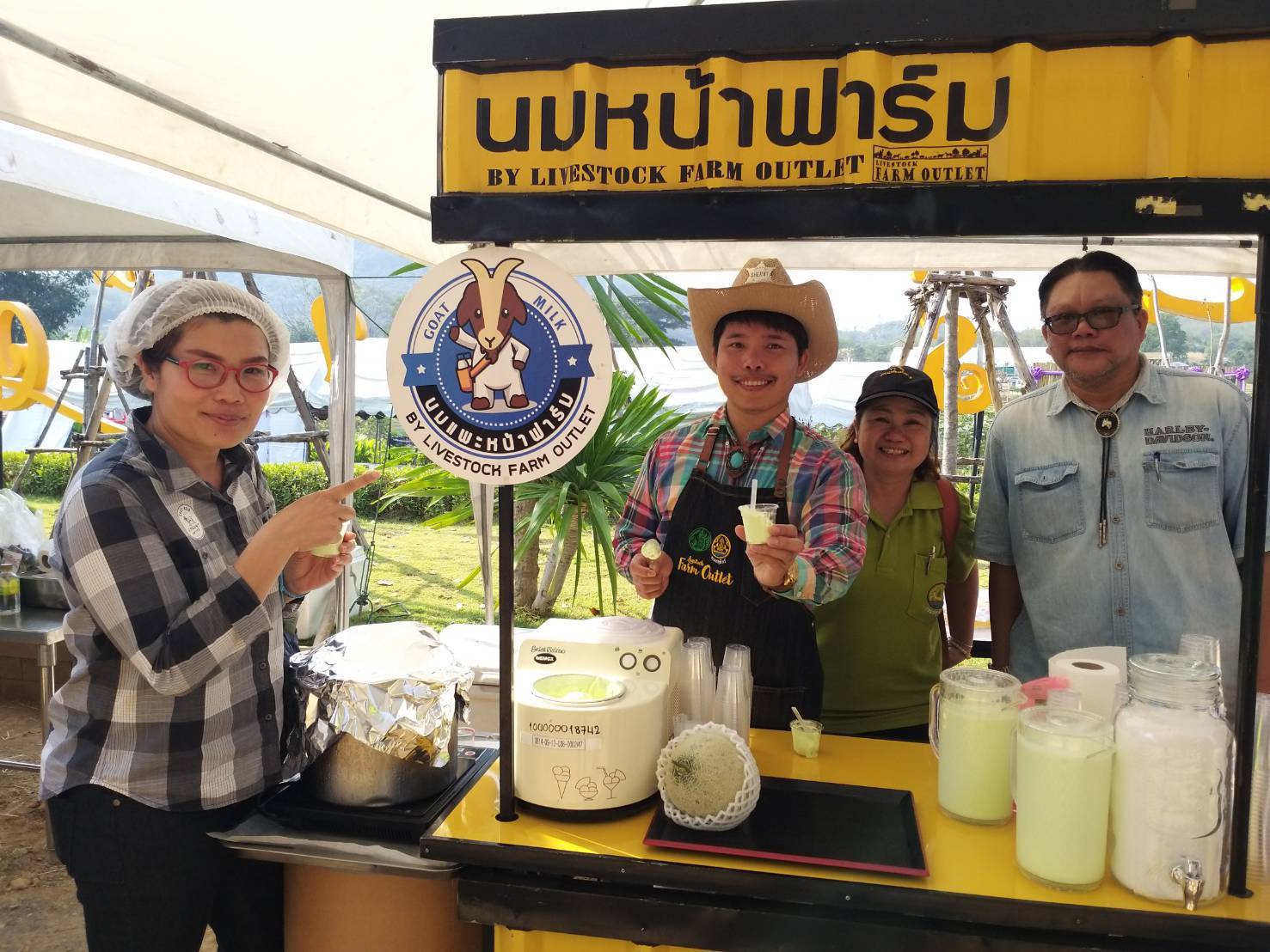 บรรยากาศกิจกรรมด้านผลิตภัณฑ์แพะ ของกองผลิตภัณฑ์ปศุสัตว์ ในงานวันแพะแห่งชาติ ครั้งที่ 17 วันที่สอง (18 มกราคม 2553) 