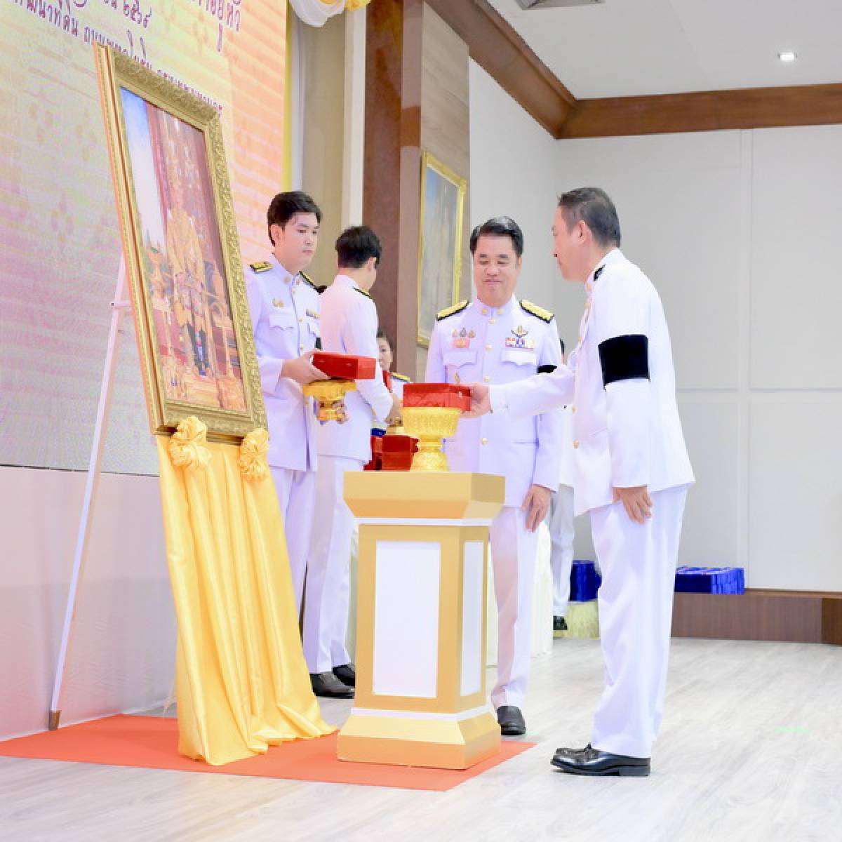 กรมปศุสัตว์ เข้ารับพระราชทานเครื่องราชอิสริยาภรณ์ ชั้นสายสะพาย ประจำปี 2568 เบื้องหน้าพระบรมฉายาลักษณ์พระบาทสมเด็จพระเจ้าอยู่หัว