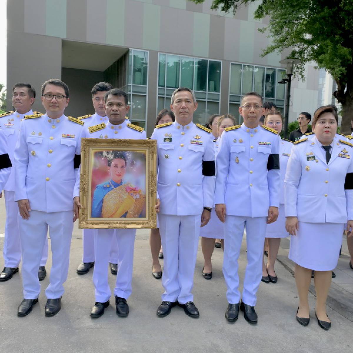 คณะผู้บริหาร ข้าราชการ พนักงานราชการ และเจ้าหน้าที่กรมปศุสัตว์ ร่วมส่งเสด็จขบวนเชิญพระศพ สมเด็จพระเจ้าลูกเธอ เจ้าฟ้าพัชรกิติยาภา นเรนทิราเทพยวดี กรมหลวงราชสาริณีสิริพัชร มหาวัชรราชธิดา ด้วยความอาลัยและน้อมสำนึกในพระมหากรุณาธิคุณอย่างหาที่สุดมิได้