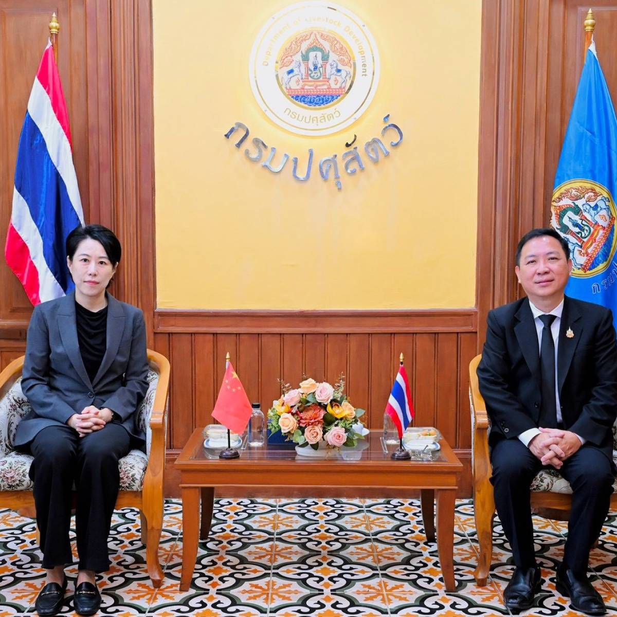 อธิบดีกรมปศุสัตว์ ต้อนรับที่ปรึกษาฝ่ายการพาณิชย์ ประจำสถานเอกอัครราชทูตสาธารณรัฐประชาชนจีนประจำประเทศไทย กระชับความสัมพันธ์และความร่วมมือด้านปศุสัตว์ไทย - จีน
