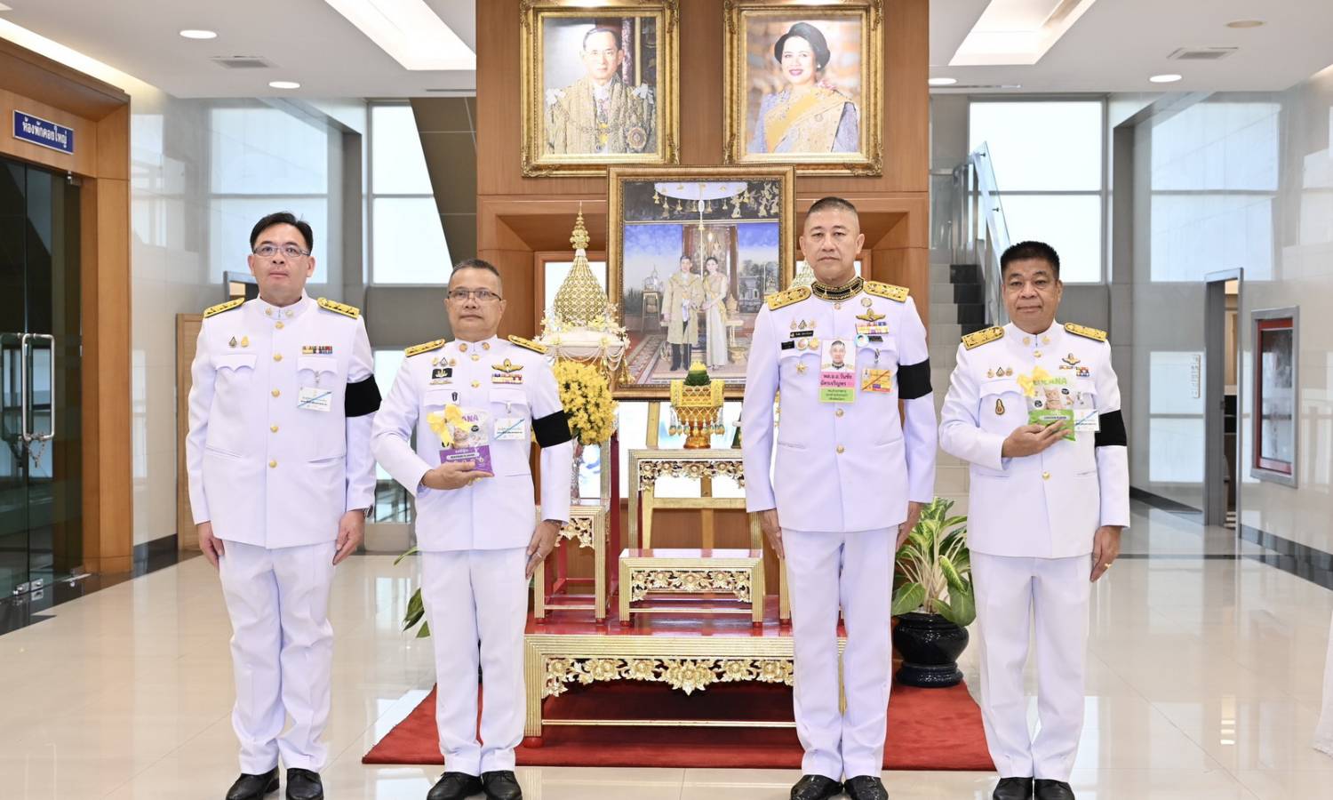 พระบาทสมเด็จพระเจ้าอยู่หัว ทรงพระกรุณาโปรดเกล้าโปรดกระหม่อมพระราชทานอาหารสัตว์ เพื่อช่วยเหลือและบรรเทาความเดือดร้อนแก่เกษตรกรผู้ประสบอุทกภัย
