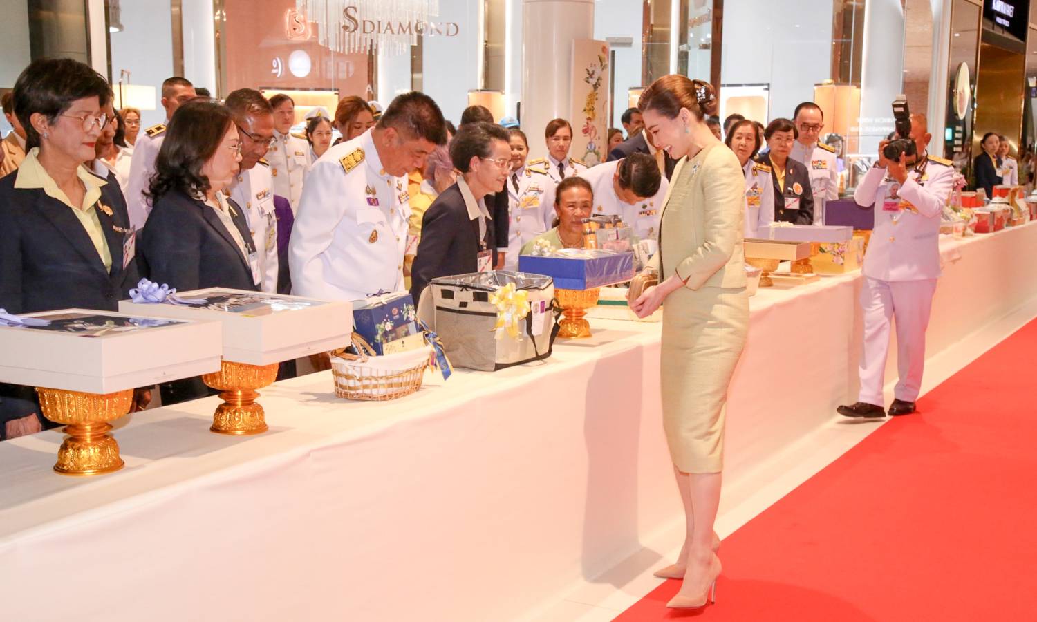 พระบาทสมเด็จพระเจ้าอยู่หัว ทรงพระกรุณาโปรดเกล้าฯ ให้สมเด็จพระนางเจ้าฯ พระบรมราชินี เสด็จฯ แทนพระองค์ไปทรงเปิดงาน 